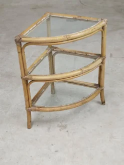 Étagère d'angle en rotin et verre 1970