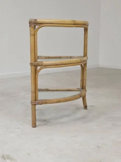 Étagère d'angle en rotin et verre 1970