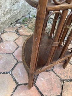 Étagère d’angle en rotin vintage
