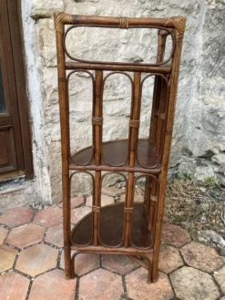 Étagère d’angle en rotin vintage