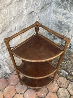 Étagère d’angle en rotin vintage