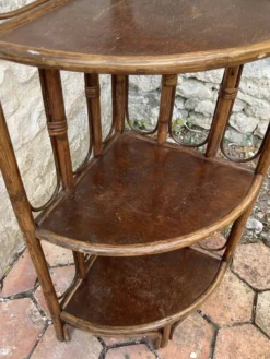 Étagère d’angle en rotin vintage