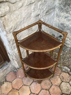 Étagère d’angle en rotin vintage