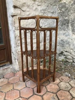 Étagère d’angle en rotin vintage