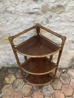 Étagère d’angle en rotin vintage