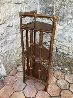 Étagère d’angle en rotin vintage