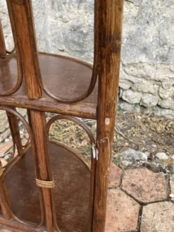 Étagère d’angle en rotin vintage