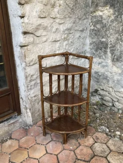 Étagère d’angle en rotin vintage