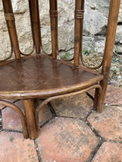 Étagère d’angle en rotin vintage