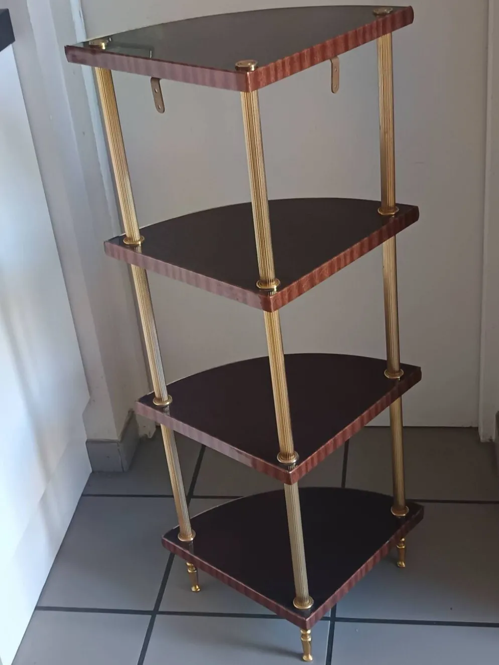 Étagère d’angle vintage 4 niveaux en bois et laiton