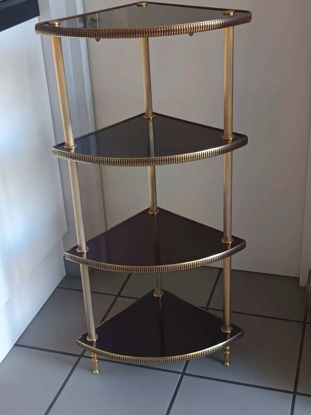 Étagère d’angle vintage 4 niveaux en bois et laiton