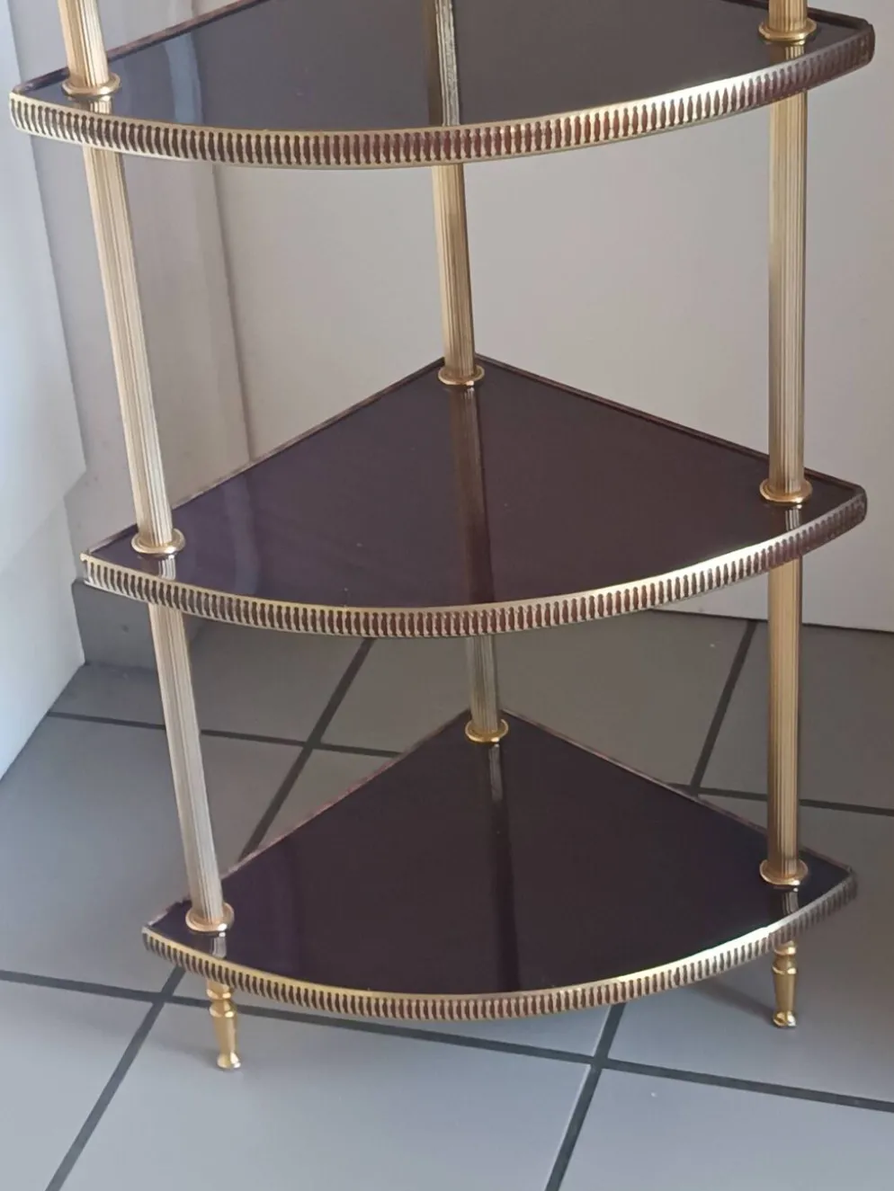 Étagère d’angle vintage 4 niveaux en bois et laiton