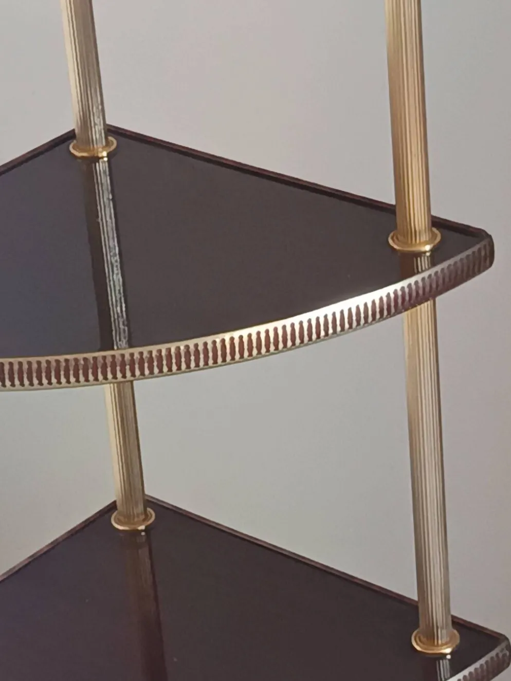 Étagère d’angle vintage 4 niveaux en bois et laiton