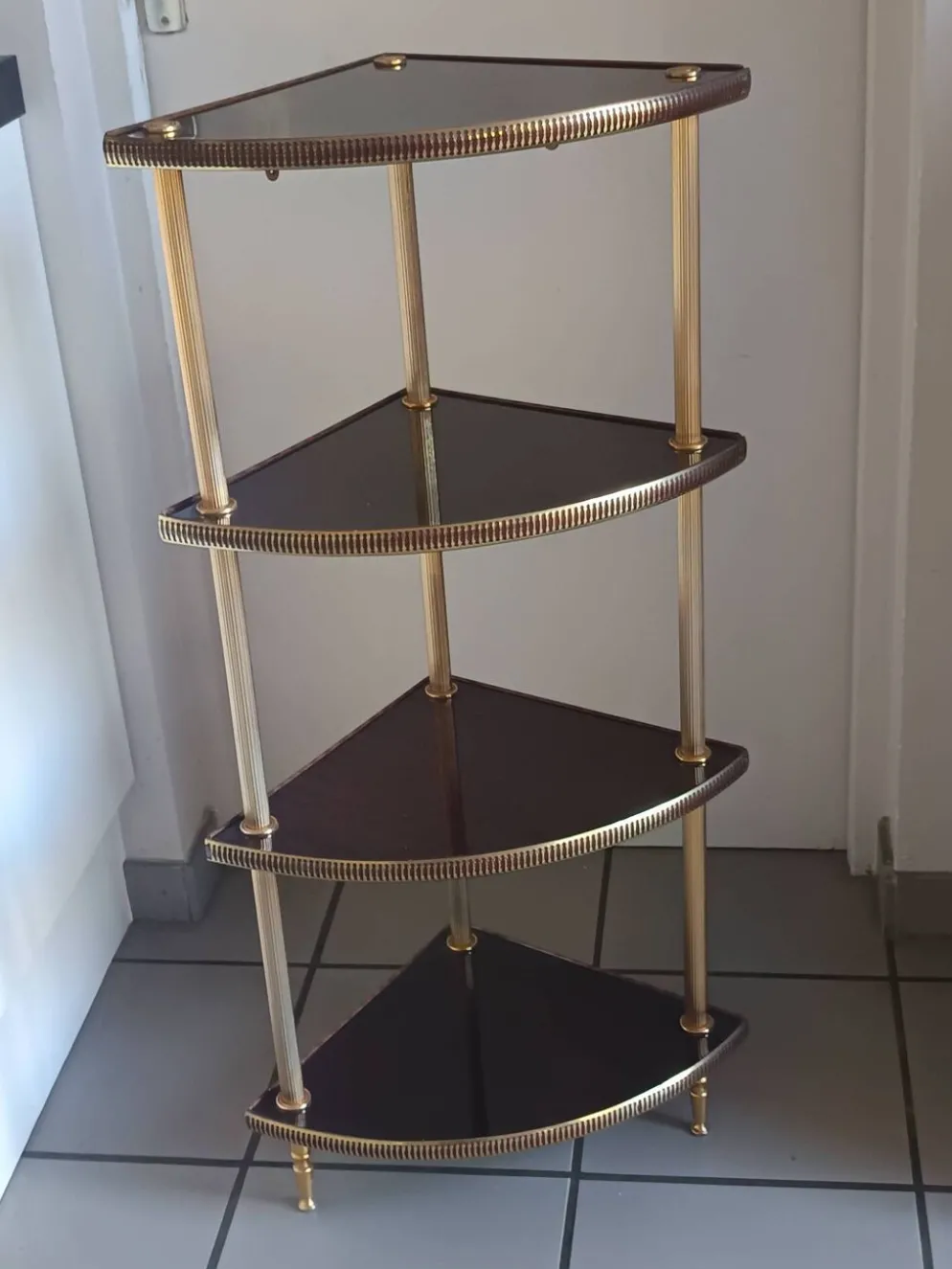 Étagère d’angle vintage 4 niveaux en bois et laiton