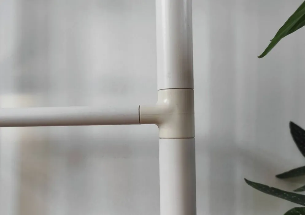 Étagère d'appoint tubulaire "Space Age" en PVC blanc et verre – Années