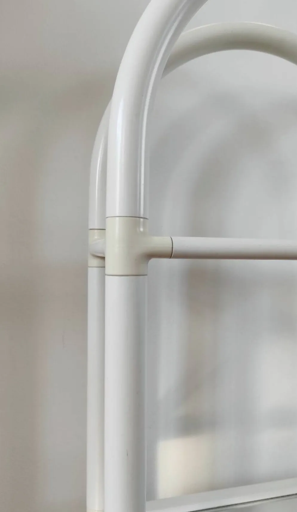 Étagère d'appoint tubulaire "Space Age" en PVC blanc et verre – Années