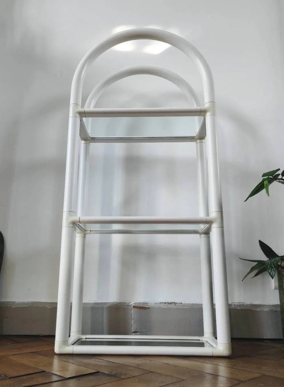 Étagère d'appoint tubulaire "Space Age" en PVC blanc et verre – Années