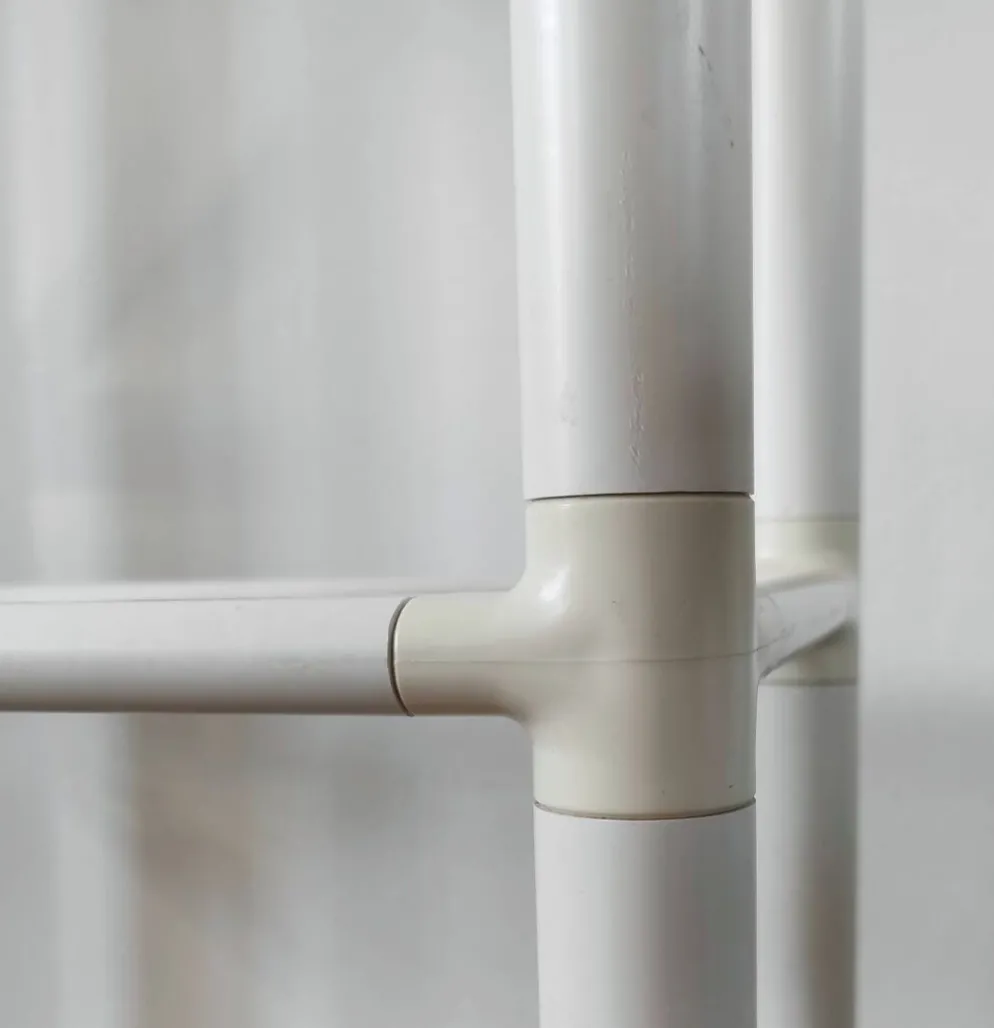 Étagère d'appoint tubulaire "Space Age" en PVC blanc et verre – Années