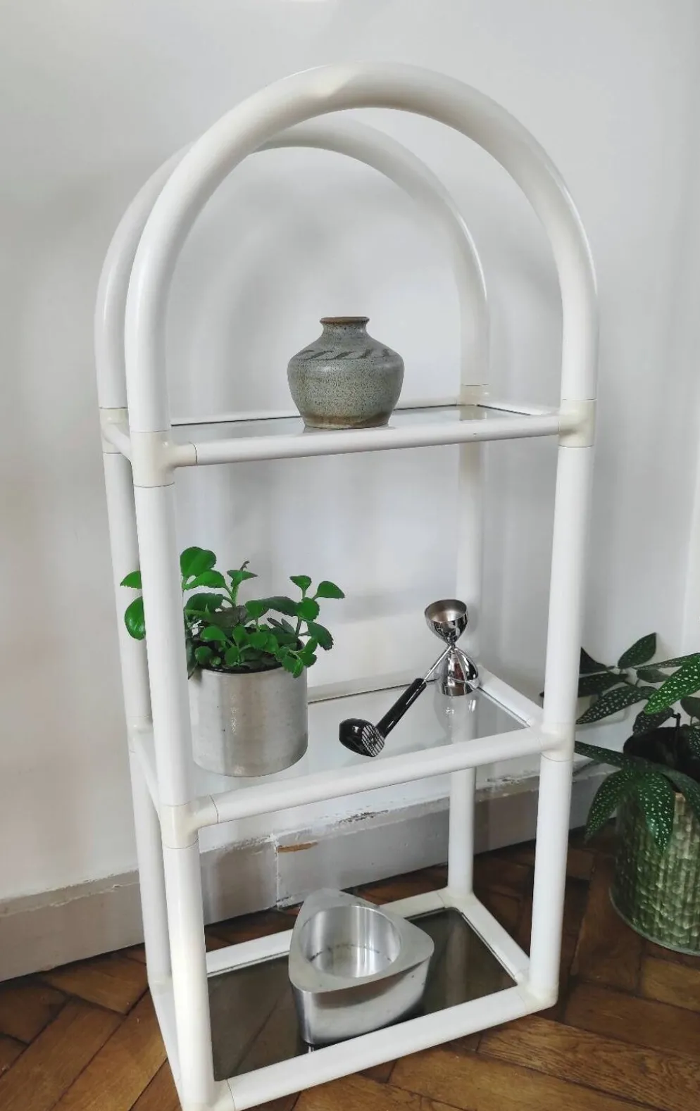 Étagère d'appoint tubulaire "Space Age" en PVC blanc et verre – Années