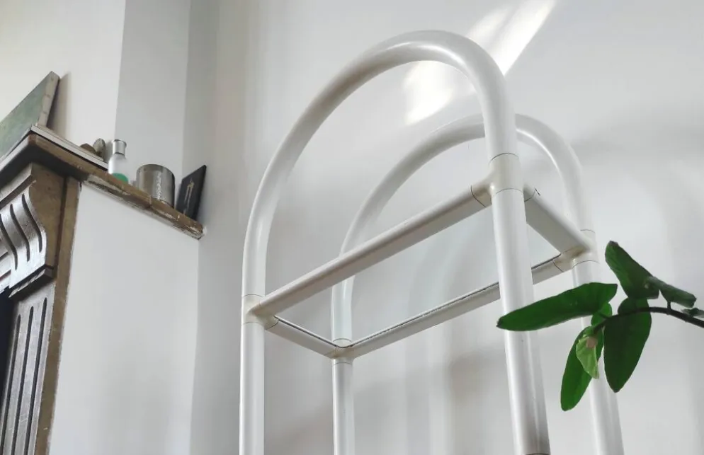 Étagère d'appoint tubulaire "Space Age" en PVC blanc et verre – Années