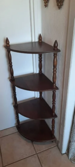 Étagère de coin sur pieds en bois