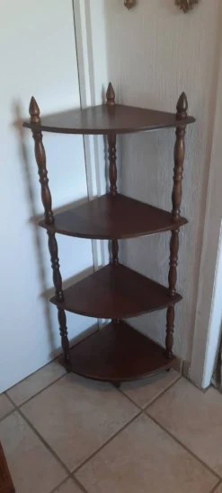 Étagère de coin sur pieds en bois