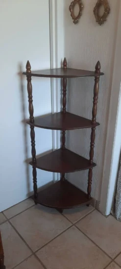 Étagère de coin sur pieds en bois