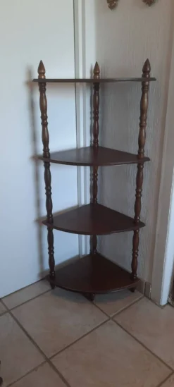 Étagère de coin sur pieds en bois