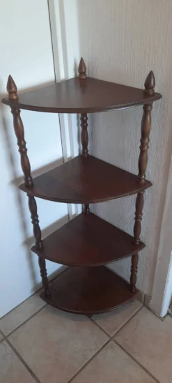Étagère de coin sur pieds en bois