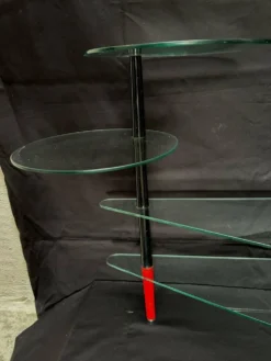 Étagère de magasin en verre et métal coloré des années 60.