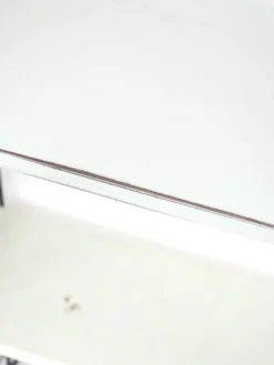 Étagère de sol tomado en nuances de gris