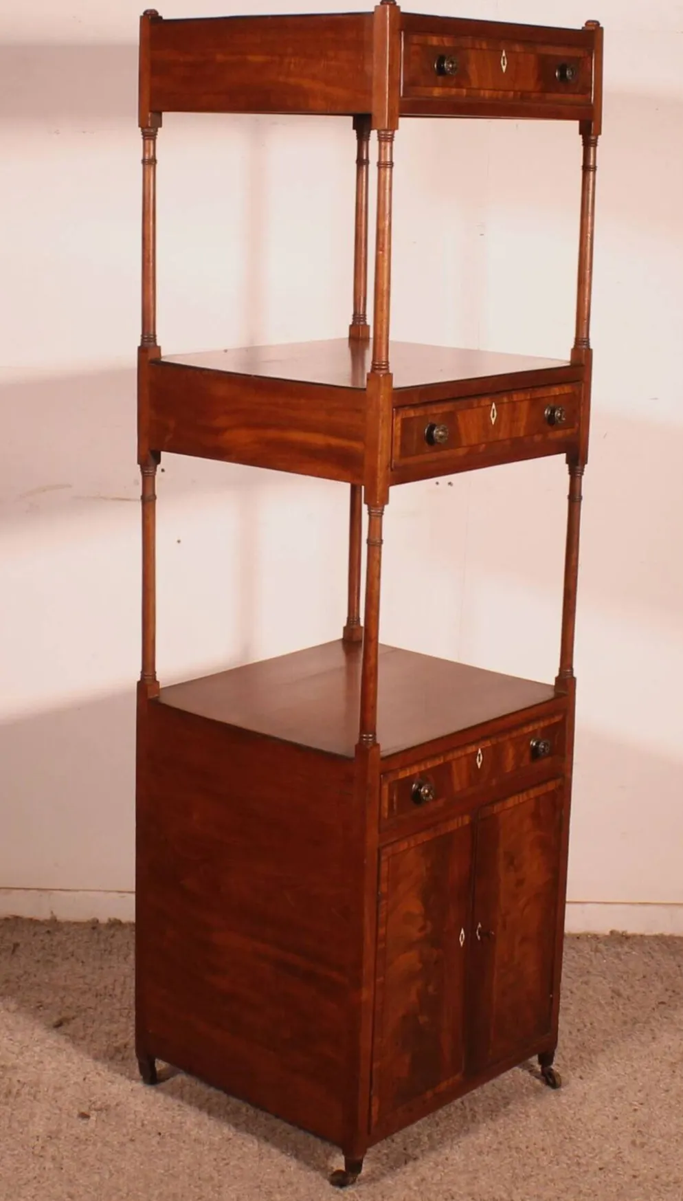 Étagère dit whatnot en acajou circa 1800 époque George III