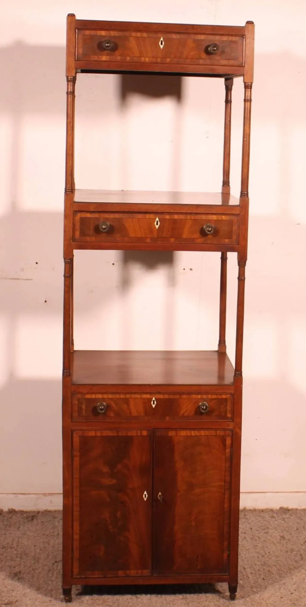 Étagère dit whatnot en acajou circa 1800 époque George III