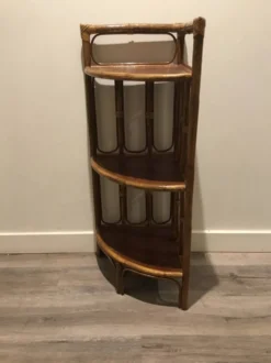 Étagère en bambou