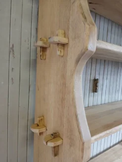 Étagère en bois massif style brutaliste