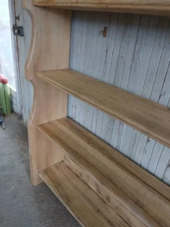 Étagère en bois massif style brutaliste
