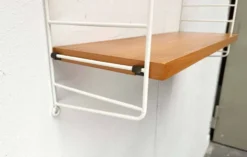 Étagère en fil blanc de style mid-century moderne de String Design Ab, Suède, années 1960.
