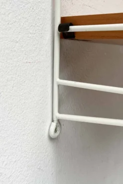 Étagère en fil blanc de style mid-century moderne de String Design Ab, Suède, années 1960.