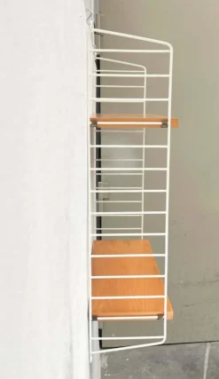 Étagère en fil blanc de style mid-century moderne de String Design Ab, Suède, années 1960.