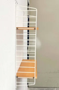 Étagère en fil blanc de style mid-century moderne de String Design Ab, Suède, années 1960.