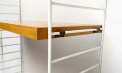 Étagère en fil blanc de style mid-century moderne de String Design Ab, Suède, années 1960.