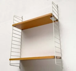 Étagère en fil blanc de style mid-century moderne de String Design Ab, Suède, années 1960.