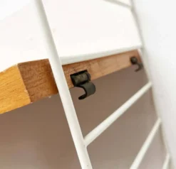 Étagère en fil blanc de style mid-century moderne de String Design Ab, Suède, années 1960.
