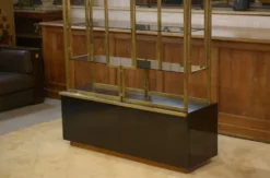 Étagère en laiton, bois laqué et verre fumé par Kim Moltzer 1970’s