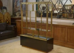 Étagère en laiton, bois laqué et verre fumé par Kim Moltzer 1970’s