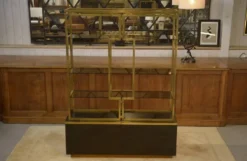 Étagère en laiton, bois laqué et verre fumé par Kim Moltzer 1970’s