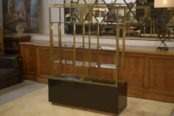 Étagère en laiton, bois laqué et verre fumé par Kim Moltzer 1970’s