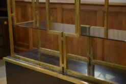 Étagère en laiton, bois laqué et verre fumé par Kim Moltzer 1970’s