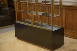 Étagère en laiton, bois laqué et verre fumé par Kim Moltzer 1970’s
