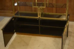 Étagère en laiton, bois laqué et verre fumé par Kim Moltzer 1970’s